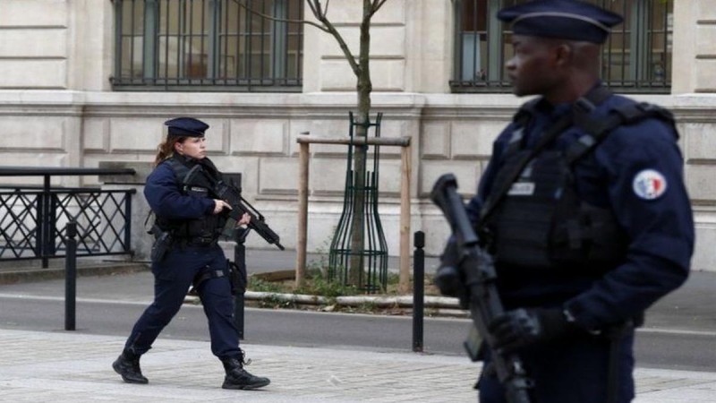 Σοκ στο Παρίσι: Άνδρες ασφαλείας πυροβόλησαν άνδρα οπλισμένο με μαχαίρι στο σιδηρόδρομο