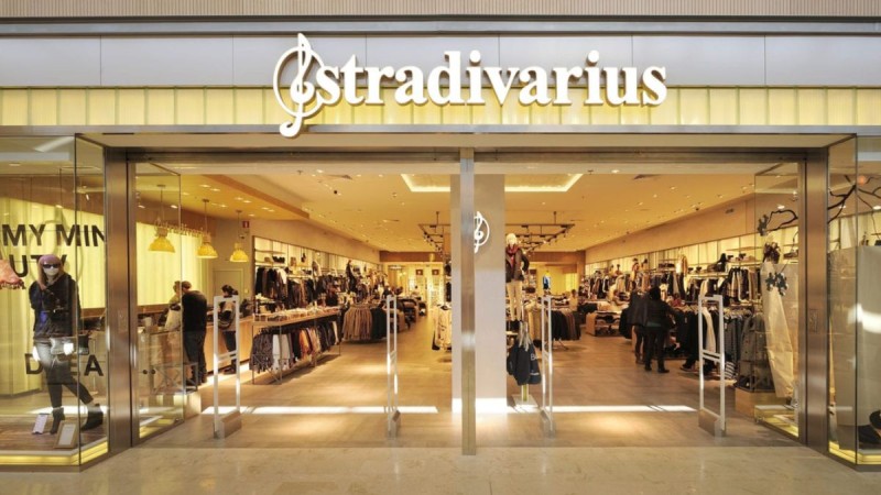 Το μπουφάν με 29,99 ευρώ από τα Stradivarius που θα γίνει το καθημερινό σας πανωφόρι