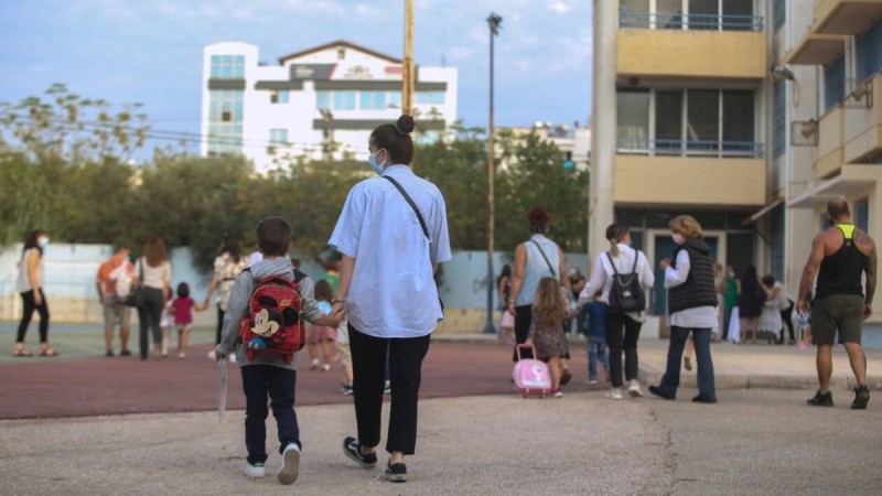 Ποινή φυλάκισης έως 3 χρόνια για γονείς που δεν στέλνουν τα παιδιά τους σχολείο – Εντός εβδομάδας η ρύθμιση