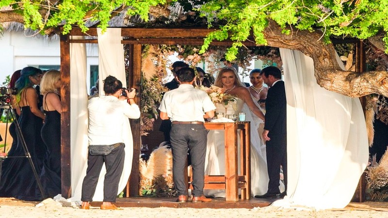 Μπέλα Θορν: Η καυτή εμφάνιση με μπικίνι πριν βάλει το φόρεμα της παράνυμφου στο γάμο της μητέρα της - Εικόνες