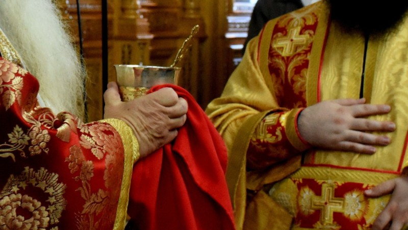 Τραγωδία στη Λέσβο: Πέθανε πιστός από κορωνοϊό – Κόλλησε από ιερέα που κοινωνούσε ενώ ήταν θετικός