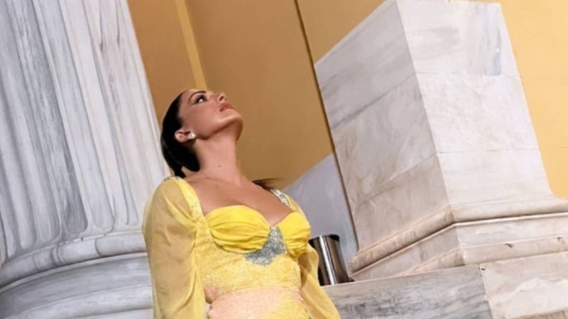 AXDW: Έκλεψε τις εντυπώσεις με κίτρινο μίνι φόρεμα η Σταματίνα Τσιμτσιλή - Σαν μοντέλο της πασαρέλας