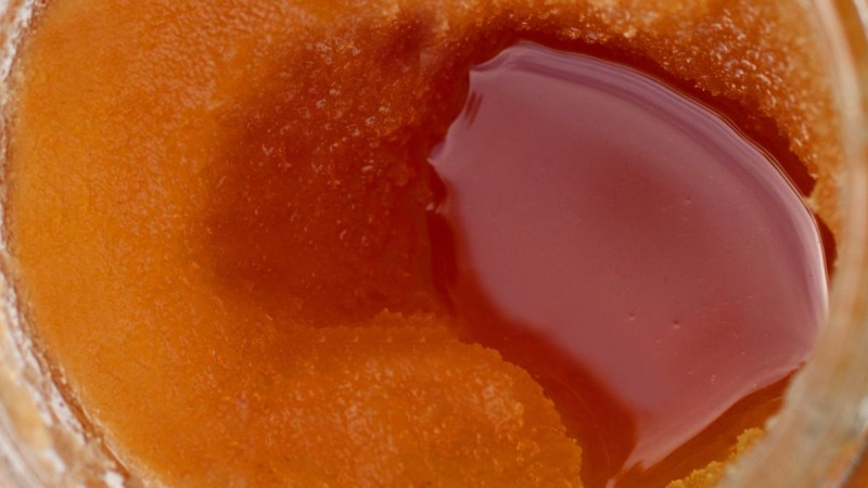 Μέλι που έχει «ζαχαρώσει»: Το κόλπο για να το ξανακάνετε λείο