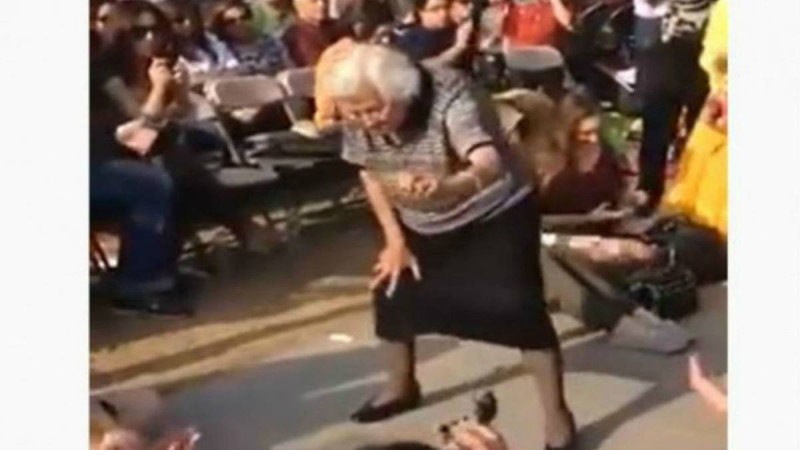 80χρονη λεβέντισσα γιαγιά χορεύει ζεϊμπέκικο και καταχειροκροτείται
