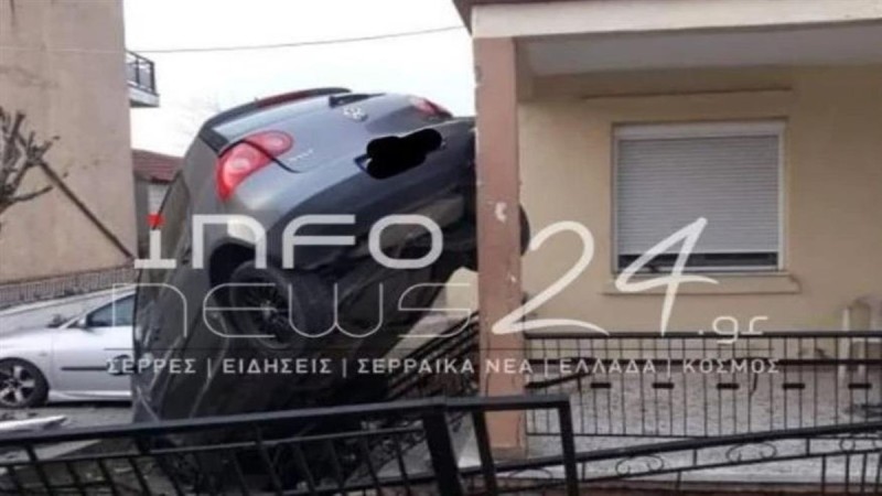 Τρομακτικό τροχαίο στις Σέρρες – Αδιανόητο το πως αυτοκίνητο κρεμάστηκε σε φράχτη