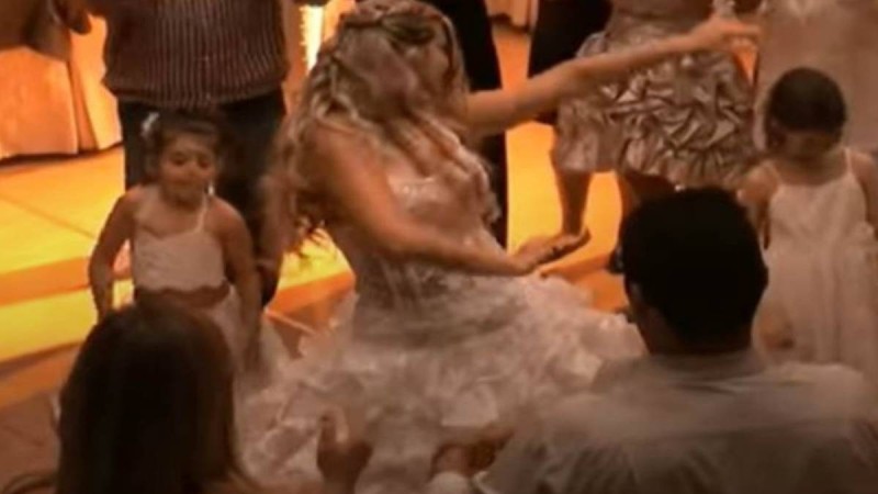 Νύφη χορεύει το πιο «μαγικό» τσιφτετέλι στο γάμο της και αφήνει άφωνο το γαμπρό