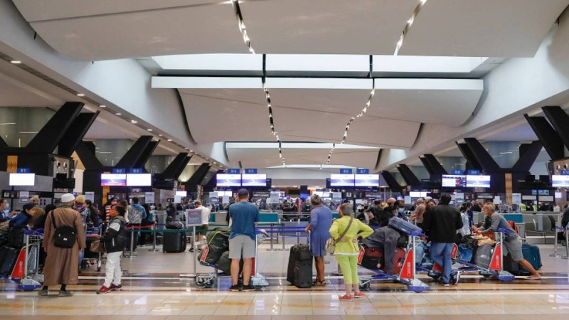 «Έμφραγμα» στα αεροδρόμια όλου του κόσμου λόγω της Όμικρον – Πάνω από 8.200 οι ακυρωμένες πτήσεις