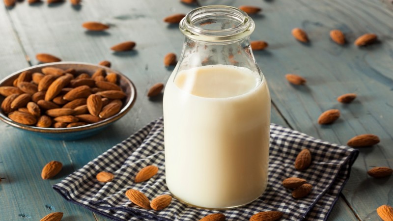 Όσα πρέπει να ξέρετε για το γάλα αμυγδάλου: Οφέλη, θερμίδες και θρεπτικά συστατικά