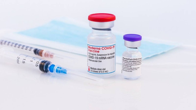 Εμβόλιο Moderna ή Pfizer; Ποιο είναι το πιο αποτελεσματικό, τι έδειξε η πρώτη μεγάλη έρευνα;