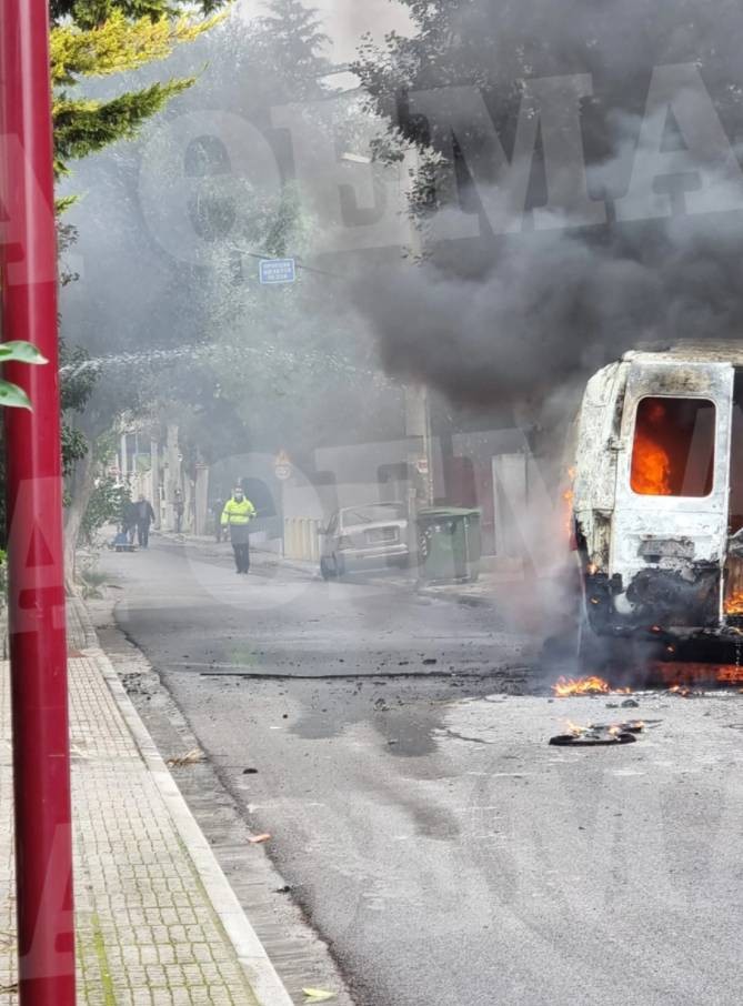 Στις φλόγες ασθενοφόρο στη Μεταμόρφωση μετά από έκρηξη φιάλης οξυγόνου