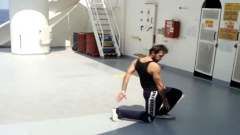 45χρονος Έλληνας χορεύει μάγκικο ζεϊμπέκικο στον Ατλαντικό - Το βίντεο έχει 500.000 προβολές!