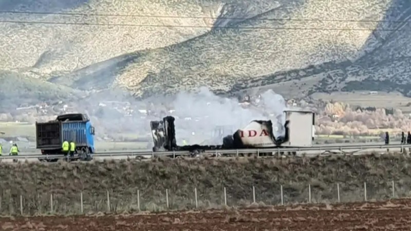 Σοκ στην Κοζάνη: Φορτηγό - ψυγείο τυλίχτηκε στις φλόγες στην Εγνατία (video)