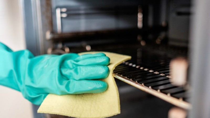 Πώς να καθαρίσετε εύκολα το φούρνο σας με δύο φυσικά υλικά