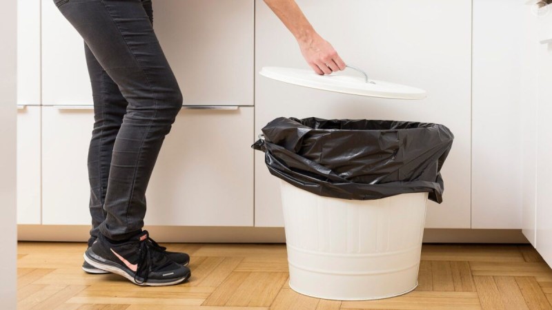 Αυτό είναι το πανέξυπνο κόλπο για να έχετε πάντα καθαρό τον κάδο σκουπιδιών στο σπίτι σας!