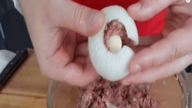 Πήρε ένα κρεμμύδι και το γέμισε με κιμά - Μόλις δείτε το αποτέλεσμα θα σας τρέξουν τα σάλια! (Video)