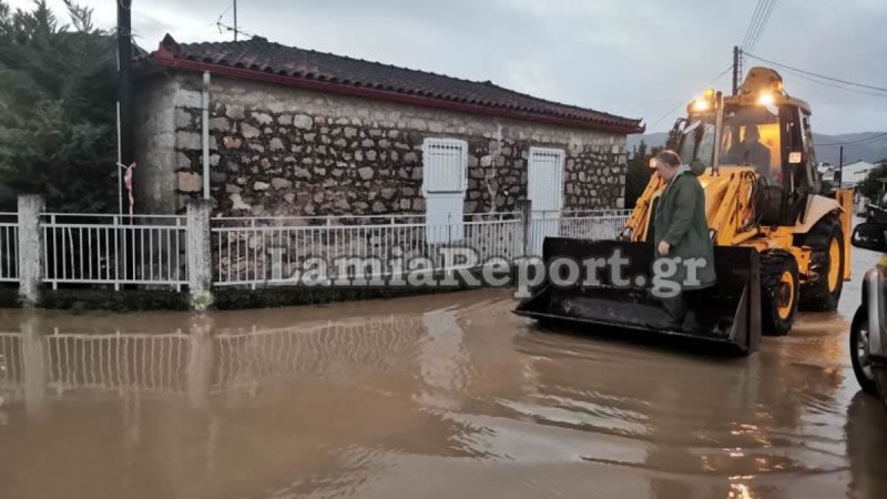 Λαμία: Πλημμύρισε ο Σπερχειός και «κατάπιε» την πόλη - Η συγκλονιστική προσπάθεια απεγκλωβισμού πολιτών στο χωριό Κόμμα