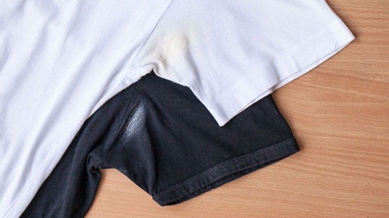 Λεκέδες στα ρούχα από αποσμητικό; Το απίθανο tip για να τους αφαιρέσεις