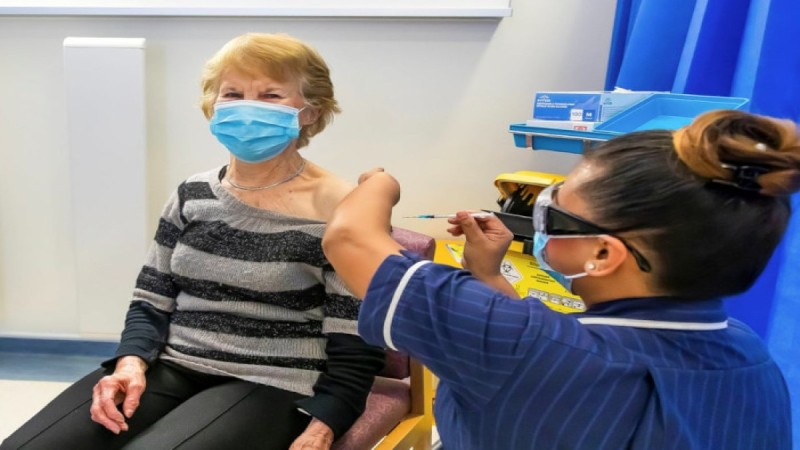 Η Μάργκαρετ Κίναν, μια 90χρονη γιαγιά από τη Βρετανία, έγινε ο πρώτος άνθρωπος στον κόσμο που έκανε το εμβόλιο της Pfizer κατά της Covid-19