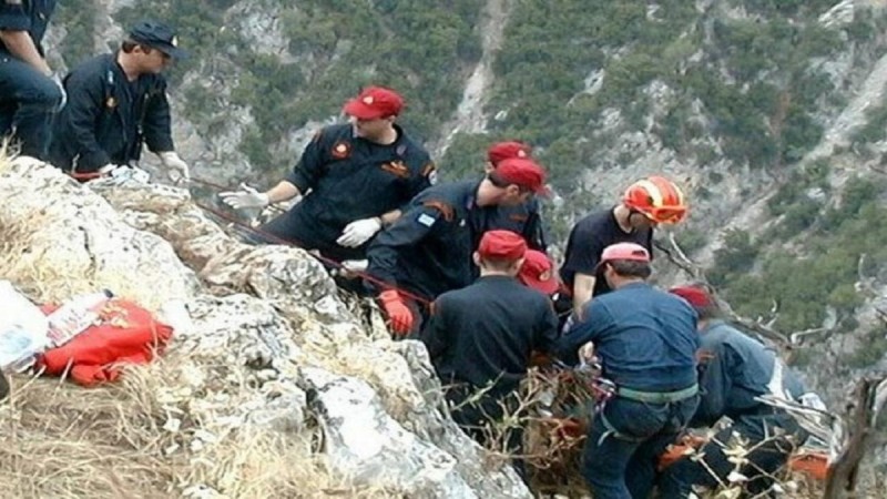 Θρίλερ στο Ηράκλειο: Μεγάλη επιχείρηση διάσωσης ατόμου που έπεσε στα βράχια (photos)