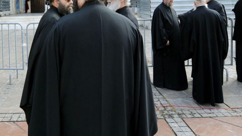 Πέθανε ανεμβολίαστος ιερέας στην Κρήτη