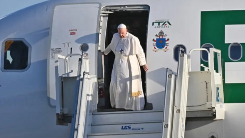 Πάπας Φραγκίσκος: Έφτασε στην Ελλάδα! Η θερμή υποδοχή και οι συναντήσεις - Κυκλοφοριακές ρυθμίσεις στο κέντρο της Αθήνας