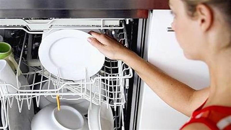 Μυρίζει άσχημα το πλυντήριο πιάτων; Έτσι θα διώξετε τη δυσοσμία