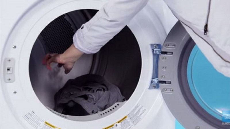 Έβαλε παγάκια μέσα στο πλυντήριο ρούχων και.. Θα τρέξετε να το κάνετε και εσείς (Video)