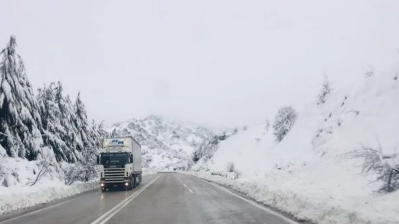 Έπεσαν τα πρώτα χιόνια στην ορεινή Φθιώτιδα - Απίστευτες εικόνες