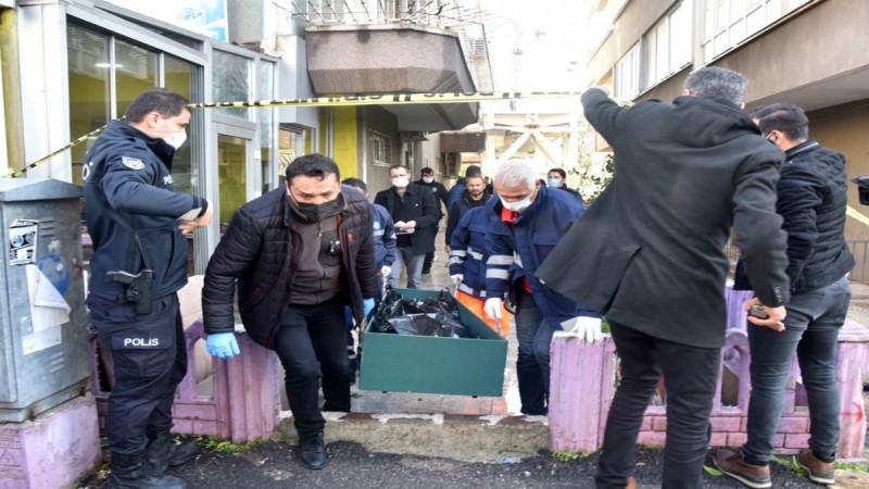 Θρίλερ: Αποκεφάλισε με μπαλτά 18χρονο φοιτητή σε εστία Επιστήμης και Πολιτισμού