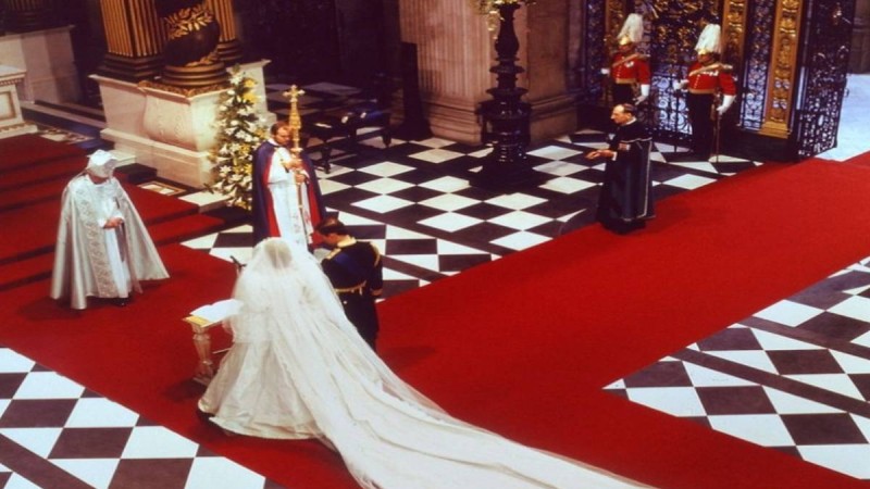 Έξαλλος ο Κάρολος με την πριγκίπισσα Νταϊάνα την ημέρα του γάμου τους - Αυτό το λάθος όνομα είπε ενώ τους πάντρευαν...