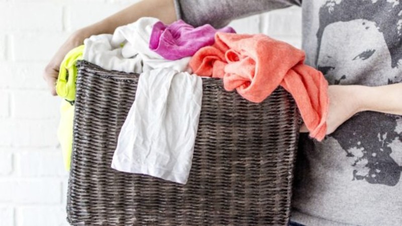 Έξι λάθη που δεν ξέρατε ότι κάνετε στο πλύσιμο ρούχων στο πλυντήριο
