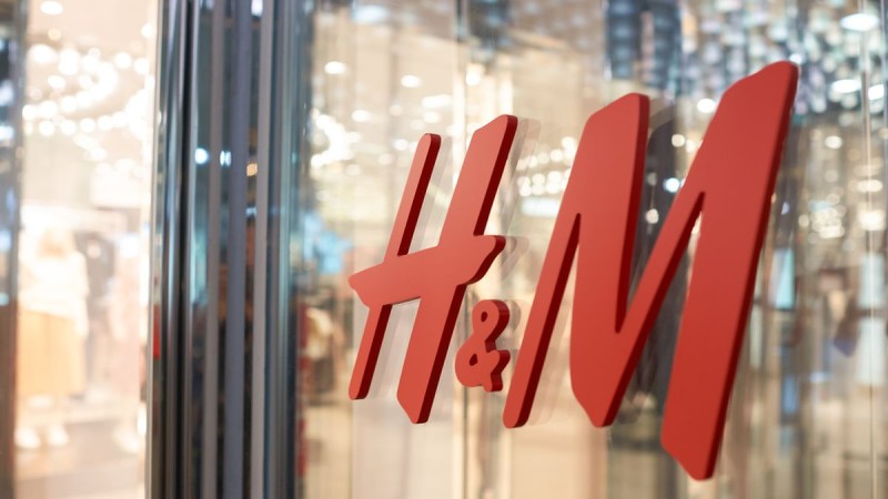 Το τζιν με 12,99 από τα H&M που δεν πρέπει να λέιψει από τη ντουλάπα σας