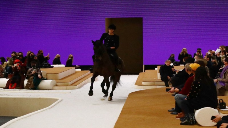 Το εντυπωσιακό άλογο στην πασαρέλα του οίκου Chanel (Βίντεο)