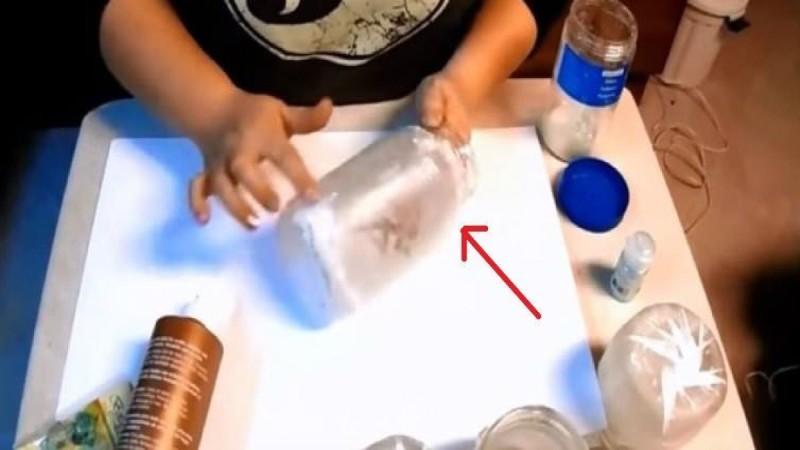 Άπλωσε κόλλα σε ένα βάζο και το τύλιξε με χαρτί υγείας - Το αποτέλεσμα; Μαγικό! (Video)