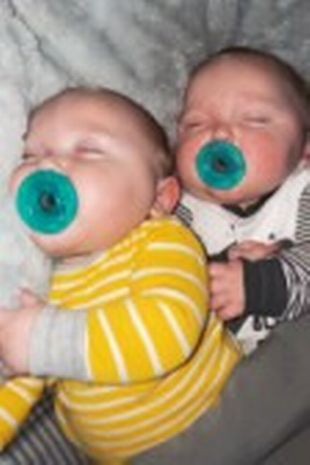 Υπέροχες φωτογραφίες από τα δίδυμα μωρά που δεν θέλουν να κοιμηθούν χώρια
