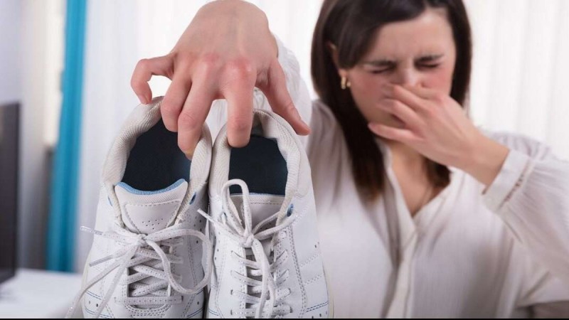 2+1 μυστικά κόλπα για να μη μυρίζουν τα παπούτσια σας