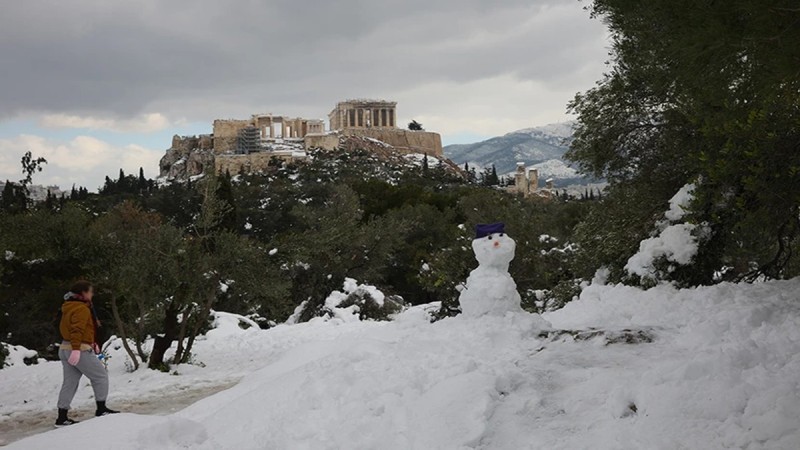 Κακοκαιρία “Ελπίδα” - Η όμορφη πλευρά της χιονισμένης Αθήνας: Πίστα… σκι ο λόφος του Φιλοπάππου – Χιονάνθρωποι με φόντο την Ακρόπολη (photos)