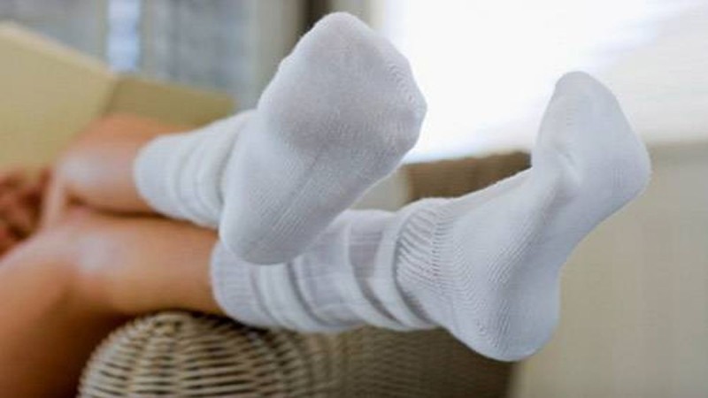 Διατηρήστε τις λευκές κάλτσες πεντακάθαρες και αστραφτερές με αυτά τα 2 υλικά