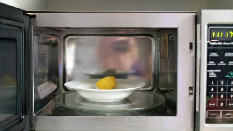 Τοποθετεί ένα μπολ νερό με λεμόνι στον φούρνο μικροκυμάτων - Θα εκπλαγείτε με αυτό που θα συμβεί! (video)
