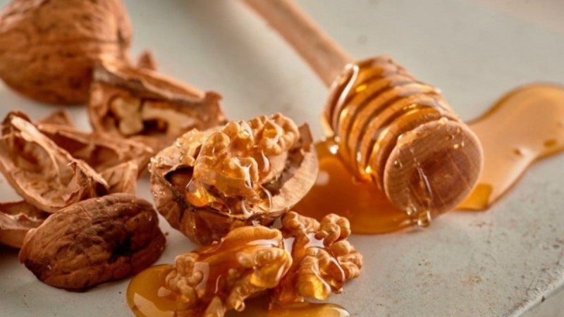 Καρύδια με μέλι: 5+1 λόγοι που είναι απαραίτητα για την υγεία μας