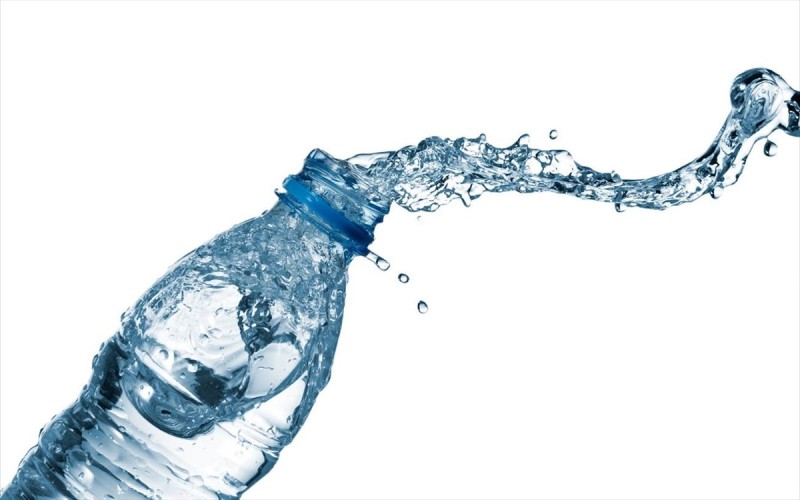 νερό πλαστικό μπουκάλι