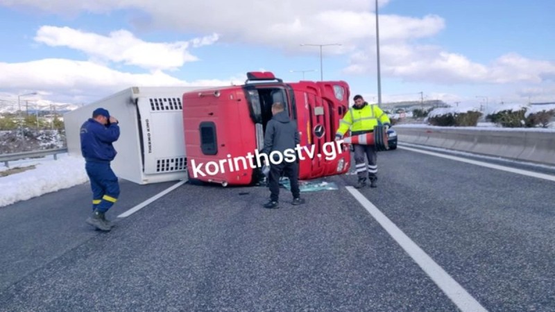 Κακοκαιρία “Ελπίδα”: Νταλίκα ανετράπη στην Αθηνών-Κορίνθου – Σοκαριστικές εικόνες από το σημείο (photos-video)