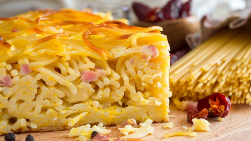 Σου περίσσεψαν τα μακαρόνια; Φτιάξε pasta frittata! Η ιταλική συνταγή που θα λατρέψεις