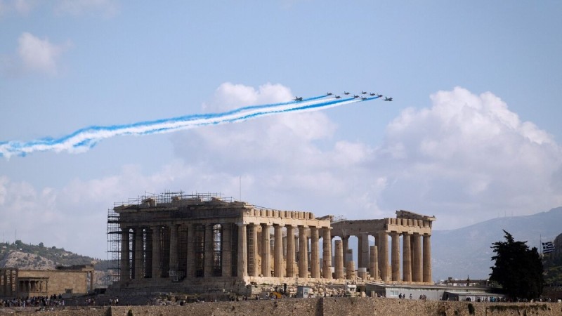 Rafale: Εντυπωσιακή πτήση των νέων μαχητικών πάνω από την Ακρόπολη – Live η τελετή παραλαβής τους (video)
