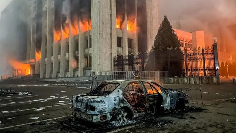 Εκτός ελέγχου το Καζακστάν: Εκρήξεις, πυροβολισμοί και επιθέσεις σε αστυνομικά τμήματα