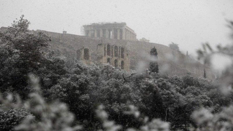 Κακοκαιρία «Ελπίδα»: Μαγικές εικόνες από το κέντρο της Αθήνας - Στα λευκά το Σύνταγμα (photos)