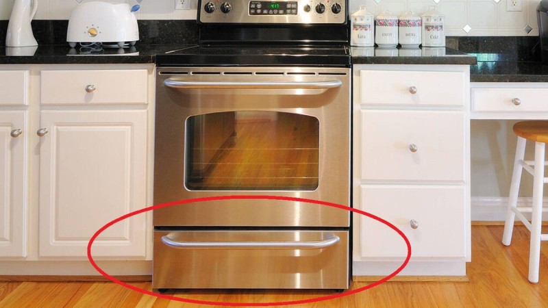Αποκλείεται να το ξέρατε: Δείτε σε τι χρησιμεύει το συρτάρι κάτω από τον φούρνο σας!