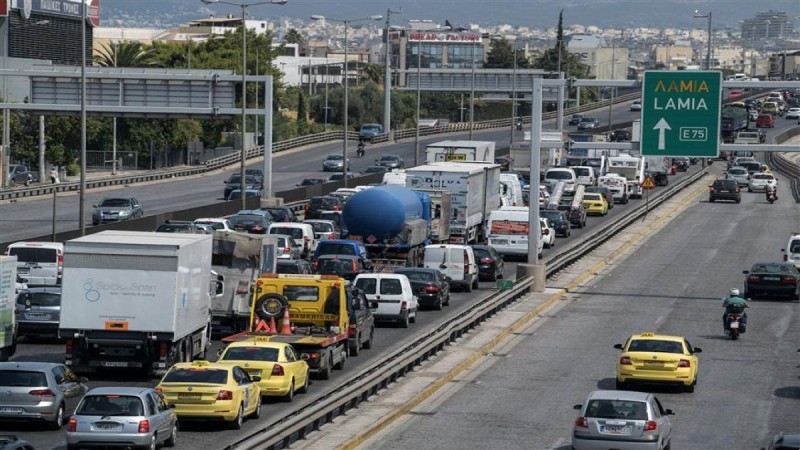 Τροχαίο στην εθνική οδό Αθηνών-Κορίνθου: Αυτοκίνητο πήρε φωτιά 