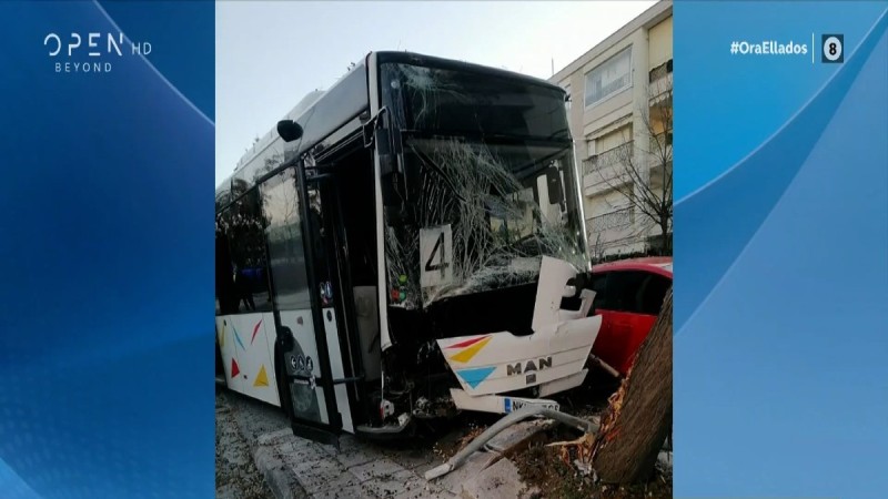 Σοκαριστικό τροχαίο στη Θεσσαλονίκη: Λεωφορείο τράκαρε με ταξί, έκοψε δέντρα και καρφώθηκε σε στάση (Video)