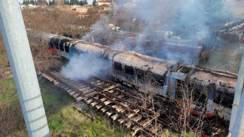 Συναγερμός στη Λάρισα: Στις φλόγες τυλιχτήκαν εγκαταλελειμμένα βαγόνια στο παλιό μηχανοστάσιο (Βίντεο)